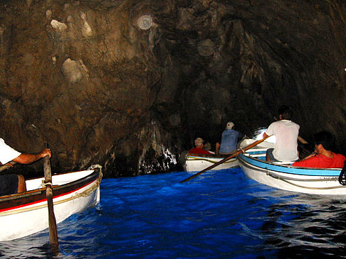 Höhle in der Felsenküste - Kampanien