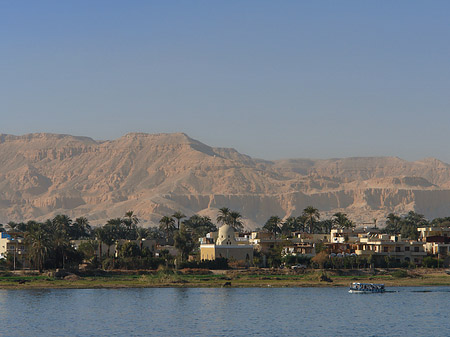 Berg vom Schiff aus - Landesinnere (Luxor)